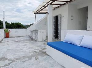 a bed on the roof of a house at Casa de Recreo - Vacation House in Honda