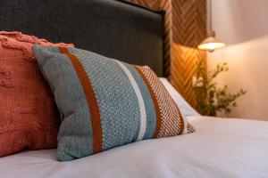 Postel nebo postele na pokoji v ubytování Vestal Suites Domo + 32 fotografií