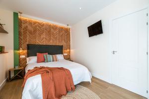 Postel nebo postele na pokoji v ubytování Vestal Suites Domo