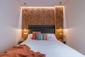 Postel nebo postele na pokoji v ubytování Vestal Suites Domo