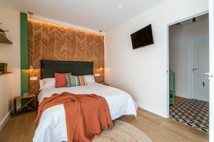 Postel nebo postele na pokoji v ubytování Vestal Suites Domo