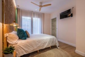 Postel nebo postele na pokoji v ubytování Vestal Suites Domo