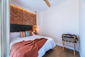 Postel nebo postele na pokoji v ubytování Vestal Suites Domo