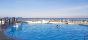 Bazén v ubytování Front line unit 520 ft2 - 48 m2, on second floor, stunning ocean view nebo v jeho okolí