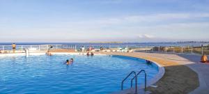 Bazén v ubytování Front line unit 520 ft2 - 48 m2, on second floor, stunning ocean view nebo v jeho okolí
