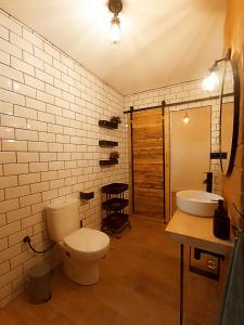 uma casa de banho com um WC e um lavatório em APARTAMENTO AMANECER em Zahara de la Sierra