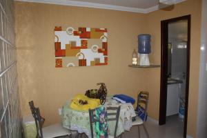 Paraiso Moradas في بورتو سيغورو: طاولة وكراسي في مطبخ مع صورة على الحائط