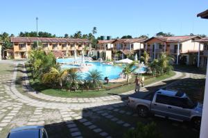 um camião estacionado em frente a uma piscina em Paraiso Moradas em Porto Seguro