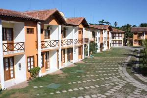 une rangée de maisons dans un complexe dans l'établissement Paraiso Moradas, à Porto Seguro
