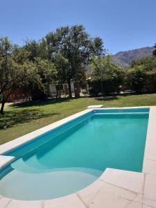 una gran piscina azul en un patio en Las Guardia en Cortaderas