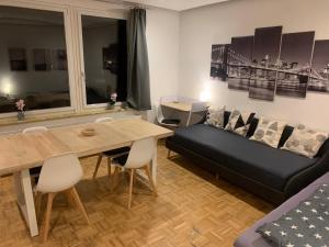 Posezení v ubytování Mainpark Apartment 4 Schlafzimmer bis zu 10 Personen direkt über AschaffApartment bei Aschaffenburg