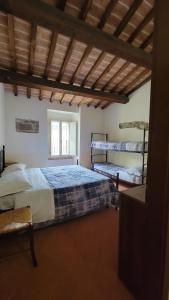 Tempat tidur dalam kamar di Locanda Francescana