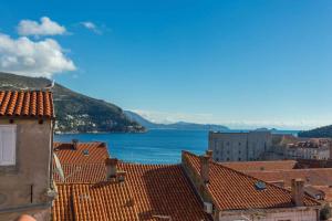 Blick auf das Wasser und die Dächer einer Stadt in der Unterkunft Holiday home in Dubrovnik 43524 in Dubrovnik