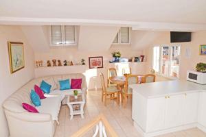 ein Wohnzimmer mit einem Sofa und einem Tisch in der Unterkunft Holiday home in Dubrovnik 43524 in Dubrovnik