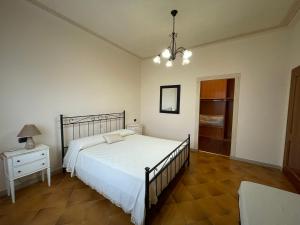 A bed or beds in a room at Casa Dani Még 33 kép
