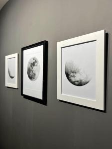 drie foto's van de maan op een muur bij Apartamento Moderno Estelar in Sabaneta