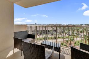 Balcony o terrace sa Stunning Bayview! Large condo in beachfront resort with shared pools and jacuzzi