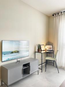 salon z płaskim telewizorem na ścianie w obiekcie La San Juanita w mieście Las Aguas