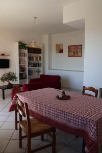 uma sala de estar com uma mesa com uma toalha de mesa xadrez vermelha em Appartamento in villa con vista Monviso em Piossasco