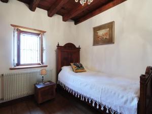 - une chambre avec un lit et une fenêtre dans l'établissement Beautiful holiday home in Chies d'Alpago with garden, à Chies dʼAlpago