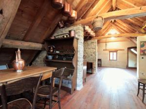 cocina con mesa de madera y sillas en una habitación en Beautiful holiday home in Chies d'Alpago with garden, en Chies dʼAlpago