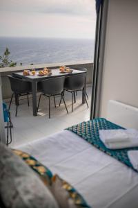 - un balcon avec une table et de la nourriture dans l'établissement LE COQ - Splendide vue ! - Beautiful pool - FREE parking !, à Cap d'Ail