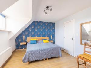een slaapkamer met een bed met een blauw hoofdeinde bij Rural Holiday Home with Sauna in Honnelles 