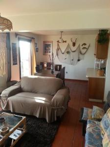 ein Wohnzimmer mit einem Sofa und einem Tisch in der Unterkunft Casa en Consistorial in El Tabo