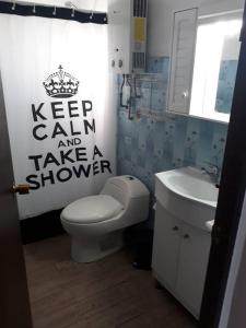 エル・タボにあるCasa en Consistorialのバスルーム(トイレ、洗面台付)