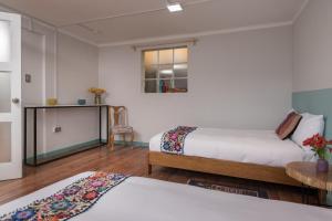 A bed or beds in a room at Inkarri Cusco