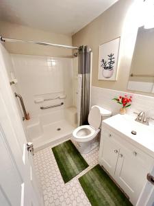 Łazienka z białą toaletą i umywalką w obiekcie Spacious Ranch Queen Beds 15 min Downtwn w mieście Cincinnati