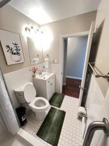 Spacious Ranch Queen Beds 15 min Downtwn في سينسيناتي: حمام به مرحاض أبيض ومغسلة