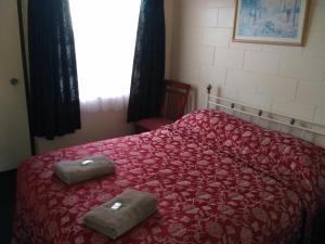 Una cama o camas en una habitación de Amble Inn Motel