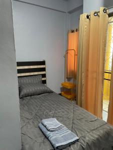 A bed or beds in a room at เส้นดี โฮสเทล Sendee Hostel