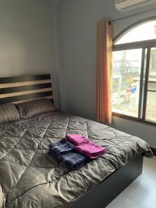 1 dormitorio con 2 almohadas en เส้นดี โฮสเทล Sendee Hostel, en Phitsanulok
