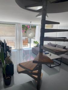 Una sala de estar con piscina y escalera de caracol. en Modern Maisonette / beach 5 min!, en Atenas