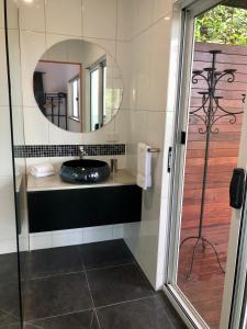 Ванна кімната в Sky: rainforest and ocean views with jacuzzi +22 фото