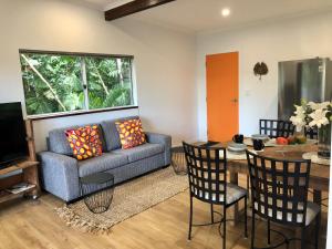 Зона вітальні в Sky: rainforest and ocean views with jacuzzi