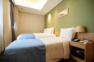 Łóżko lub łóżka w pokoju w obiekcie Days Hotel by Wyndham Seoul Myeongdong