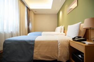 Łóżko lub łóżka w pokoju w obiekcie Days Hotel by Wyndham Seoul Myeongdong