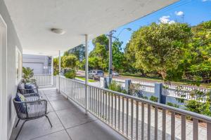 a balcony with a bench and a view of a street at Hyde Park Vista Spacious 3br Home in Perth