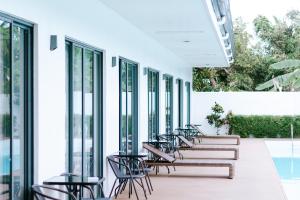 Bazén v ubytování Bohol Cattleya Resort nebo v jeho okolí