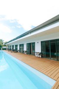 Bazén v ubytování Bohol Cattleya Resort nebo v jeho okolí