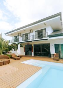 Bazén v ubytování Bohol Cattleya Resort nebo v jeho okolí