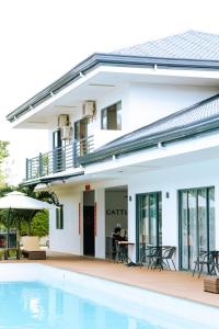 Bazén v ubytování Bohol Cattleya Resort nebo v jeho okolí
