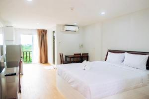 Postel nebo postele na pokoji v ubytování PT Grand Hotel