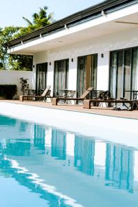 Bazén v ubytování Bohol Cattleya Resort nebo v jeho okolí