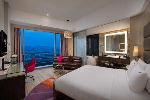 TV a/nebo společenská místnost v ubytování Hard Rock Hotel Shenzhen