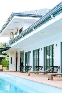 Bazén v ubytování Bohol Cattleya Resort nebo v jeho okolí
