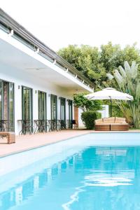 Bazén v ubytování Bohol Cattleya Resort nebo v jeho okolí